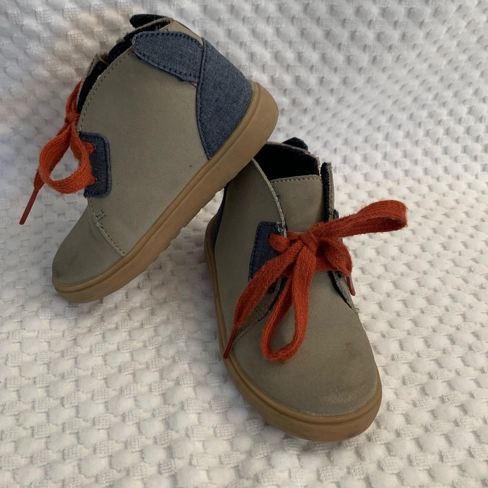 OshKosh bunny ear zipper shoes! 🐰 🐰